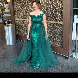 BEAUTIFUL GREEN EVENING GOWN.